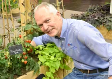 René Knijn ran into his own Plumbrella Red at the Voltz Horticulture booth. The variety is, of course, from Hem Genetics and is grown by Voltz Horticulture.